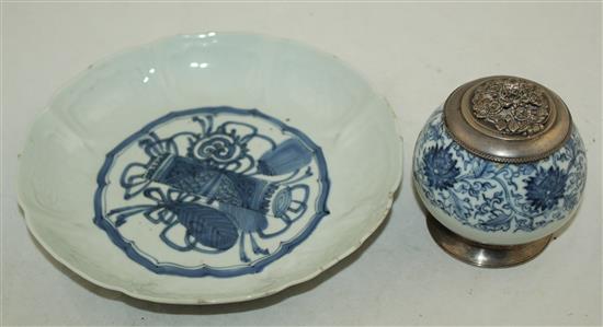 A Chinese blue and white pot, 16th century, 9.7cm